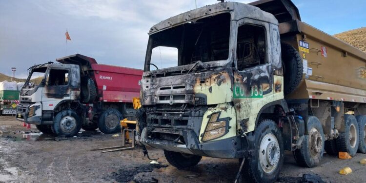 Hudbay Perú: protestantes quemaron vehículos de mina Constancia