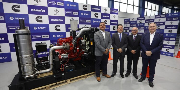 Komatsu-Mitsui dona maquinaria de alta tecnología para estudiantes de mecatrónica automotriz