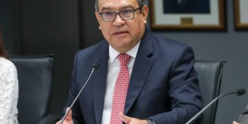 Premier Otárola garantiza seguridad para invertir en minería y energía en Perú