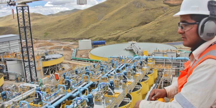 El efecto «Perú» que ayuda a la minera de los Luksic en Londres