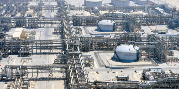 Petrolera Aramco alista entrada de capital a filial de Renault y Geely