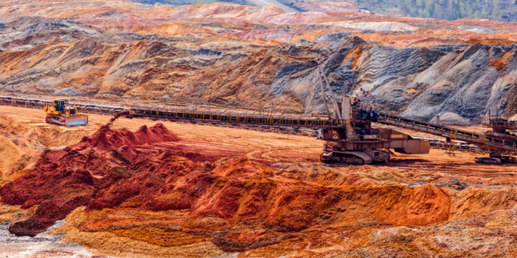 Perú espera producir un 15% más de cobre en 2023 y alista permisos para explorar litio