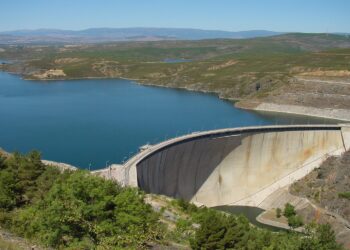 Industria minera reduciría consumo de agua a la mitad con más represas