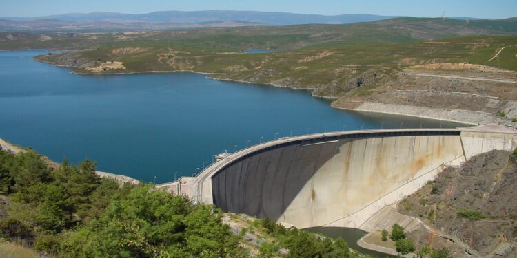 Industria minera reduciría consumo de agua a la mitad con más represas