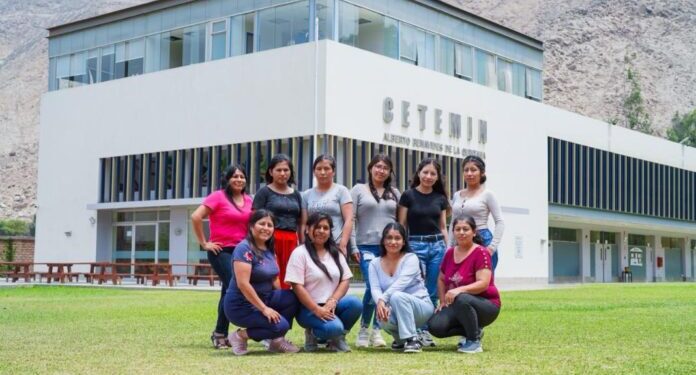 Capacitaciones impulsadas por Hochschild y CETEMIN fortalecen el talento femenino en el sector minero peruano