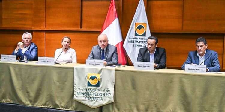 Gremios empresariales piden al Gobierno que observe norma que favorece a la minería ilegal