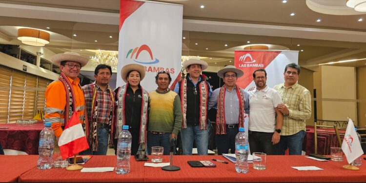 Minera Las Bambas y empresa multicomunal Qorilazo firman histórico contrato de mantenimiento vial