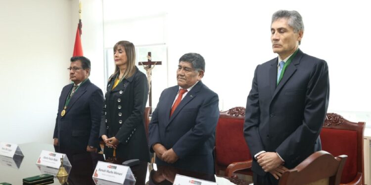 Ministro Rómulo Mucho tomó juramento a los nuevos vocales titulares del Consejo de Minería
