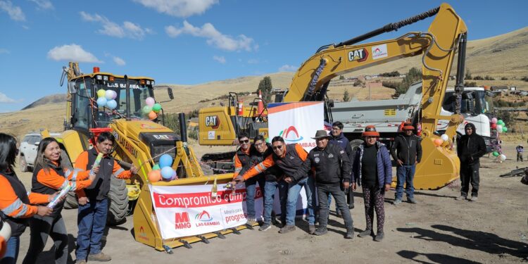 Minera Las Bambas entregó maquinarias de línea amarilla a comunidad de Chicñahui