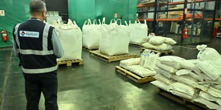 Sunat incauta en Piura más de 17 toneladas de insumos utilizados por la minería ilegal