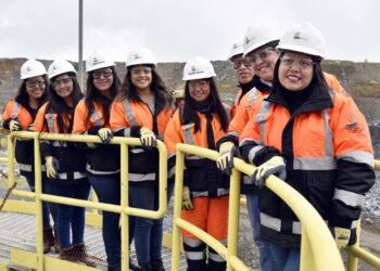 Proponen implementar indicadores para elevar participación femenina en sector minero