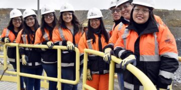 Proponen implementar indicadores para elevar participación femenina en sector minero