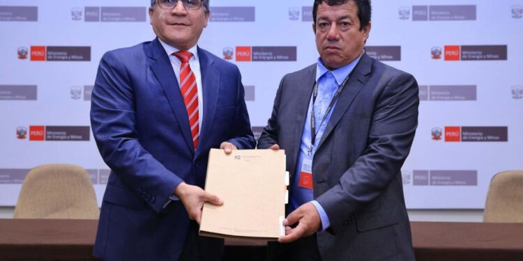 Firman primeros contratos individuales de explotación para actividad minera artesanal