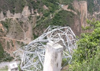 La Libertad: mineros informales derriban décima quinta torre de energía de La Poderosa