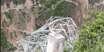 La Libertad: mineros informales derriban décima quinta torre de energía de La Poderosa