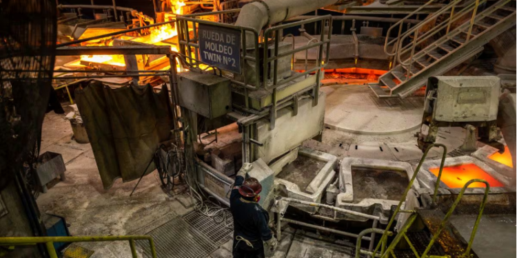 Economía chilena sorprende en mayo: caída del Imacec y crecimiento por minería