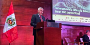De Vinatea advierte que minería ilegal representa el 50% de la producción aurífera en Perú