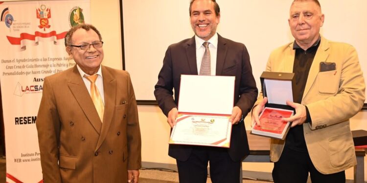 MINERÍA CON ROSTRO HUMANO Y VISIÓN DE FUTURO: INSTITUTO EN CIENCIAS DE LA TIERRA RECONOCE A LÍDERES QUE HACEN GRANDE AL PERÚ