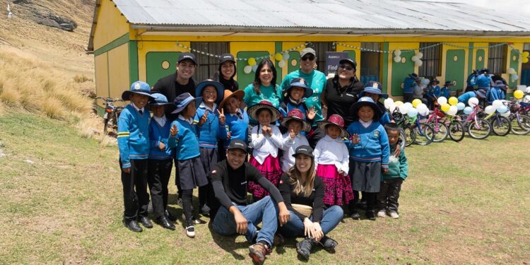 Ausenco y Baika acercan la educación a escolares de Puno con la entrega de bicicletas