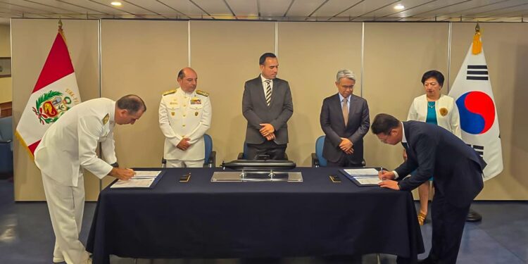 SIMA Perú y Hyundai Heavy Industries firman contrato de codesarrollo para la coproducción de submarinos en el país
