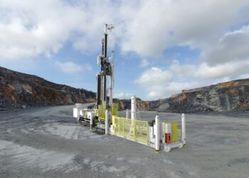 Exploración minera suma nueva perforadora de superficie con sistema automatizado que permite extraer tuberías en 45 segundos