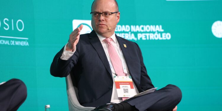 La confianza social y la simplificación de permisos son claves para reactivar la exploración minera, afirma Juan Carlos Ortiz