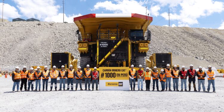 Ferreyros entrega el camión minero Caterpillar número 1,000 en el Perú